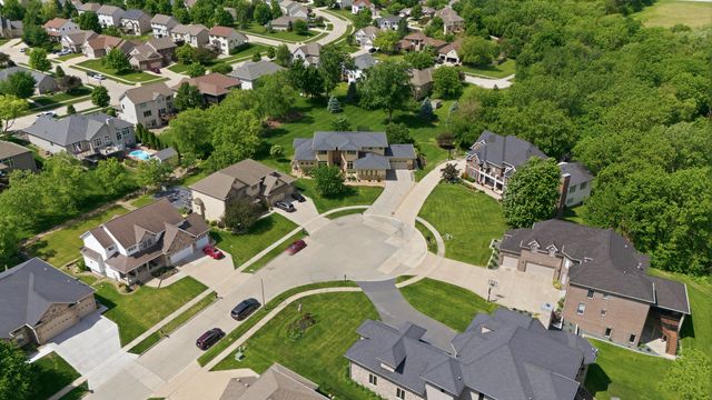 9532 Century Woods Circle, Johnston, IA 50131