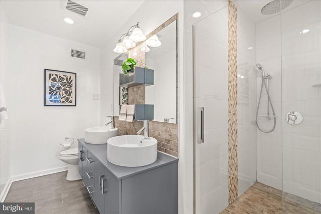 7815 SNEAD LN, Falls Church, VA 22043