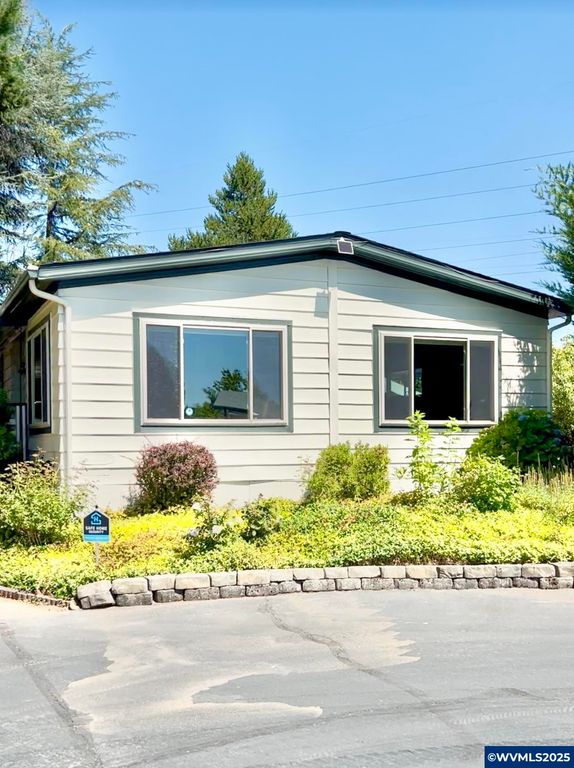 Image 1 of property listing at 1602 NE Riverside Dr 26, Mcminnville, OR 97128