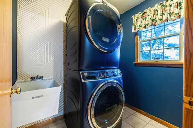 1532 W GORE Road, Erie, PA 16509