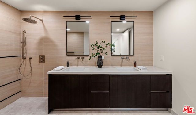 505 S Barrington Avenue 208, Los Angeles, CA 90049