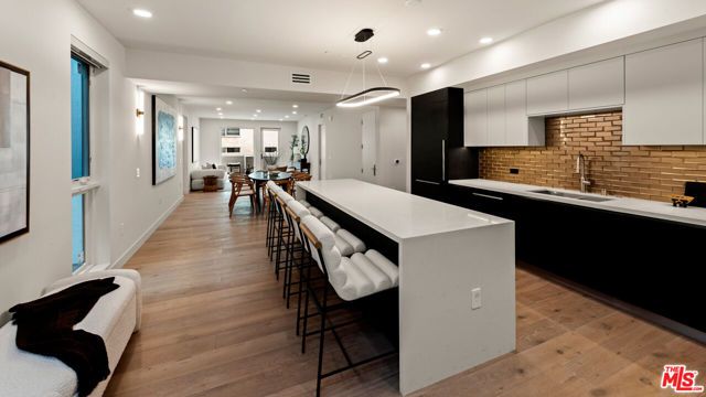 505 S Barrington Avenue 208, Los Angeles, CA 90049