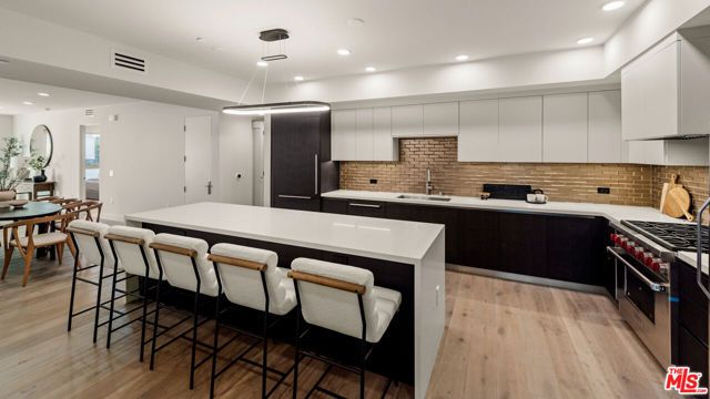 505 S Barrington Avenue 208, Los Angeles, CA 90049