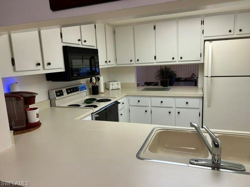 Image 10 of property listing at 620 Victoria DR 2, Cape Coral, FL 33904