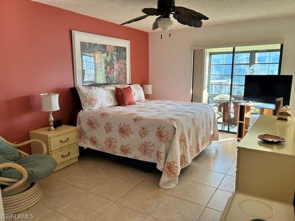 Image 22 of property listing at 620 Victoria DR 2, Cape Coral, FL 33904
