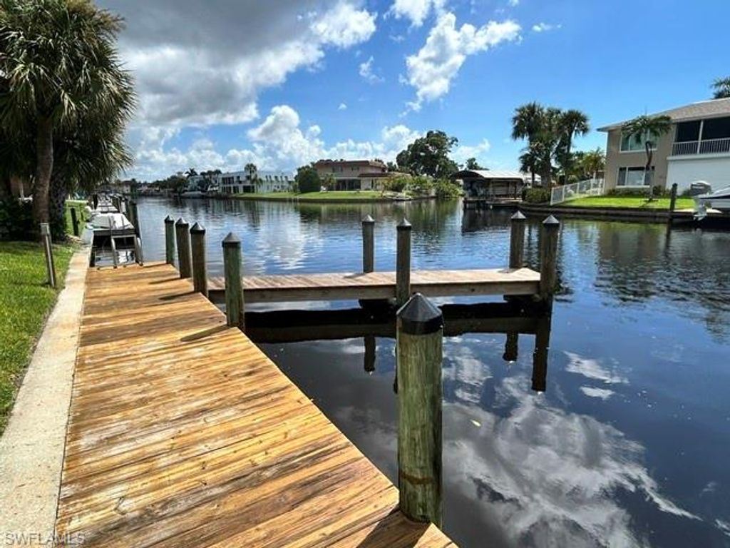 Image 3 of property listing at 620 Victoria DR 2, Cape Coral, FL 33904