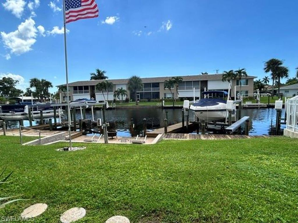 Image 4 of property listing at 620 Victoria DR 2, Cape Coral, FL 33904