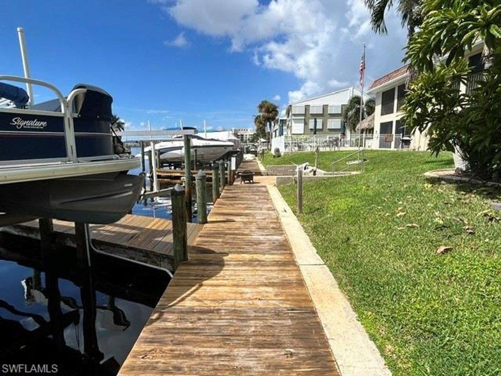 Image 5 of property listing at 620 Victoria DR 2, Cape Coral, FL 33904