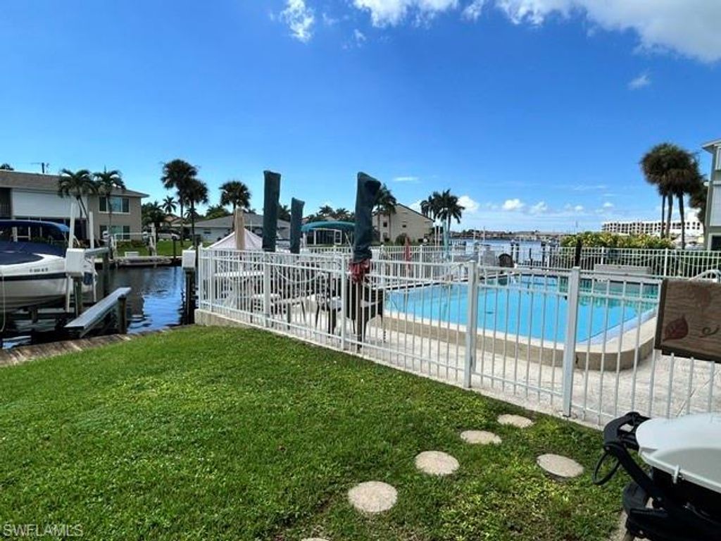 Image 6 of property listing at 620 Victoria DR 2, Cape Coral, FL 33904
