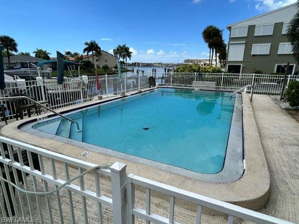 Image 7 of property listing at 620 Victoria DR 2, Cape Coral, FL 33904