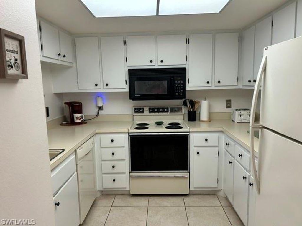 Image 8 of property listing at 620 Victoria DR 2, Cape Coral, FL 33904