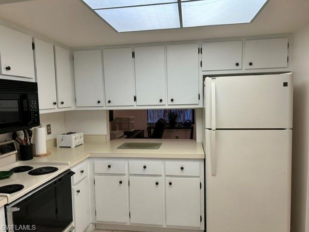 Image 9 of property listing at 620 Victoria DR 2, Cape Coral, FL 33904