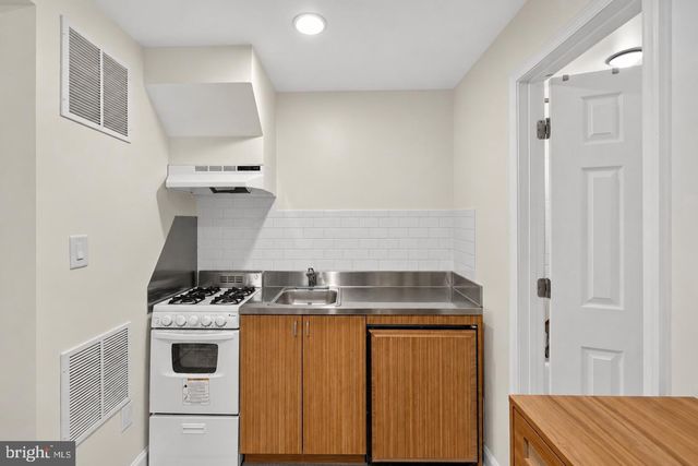 251 8TH ST NE, Washington, DC 20002