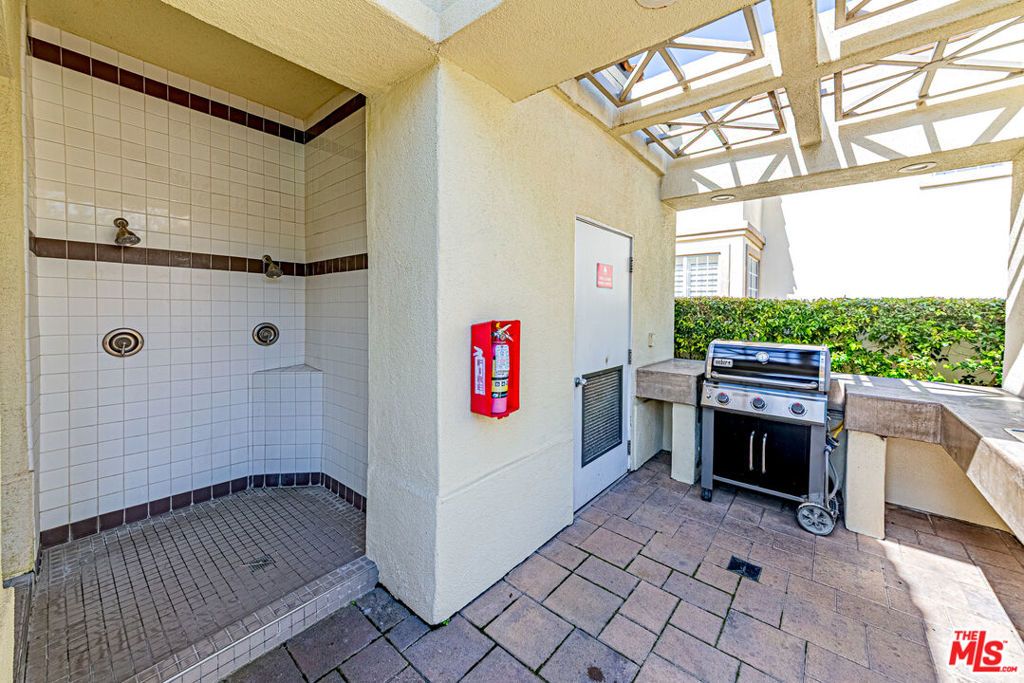 Image 37 of property listing at 415 Townsquare Lane 325, Huntington Beach, CA 92648