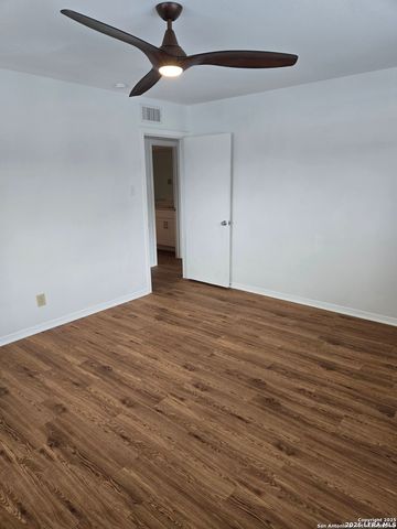 231 W Silver Sands Dr Apt 5, San Antonio, TX 78216