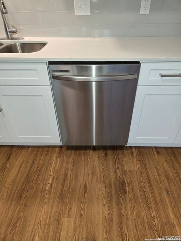 231 W Silver Sands Dr Apt 5, San Antonio, TX 78216