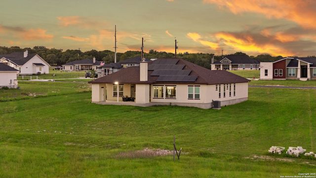 140 Summer Meadow Dr, La Vernia, TX 78121