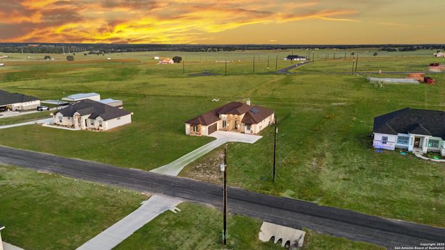 140 Summer Meadow Dr, La Vernia, TX 78121