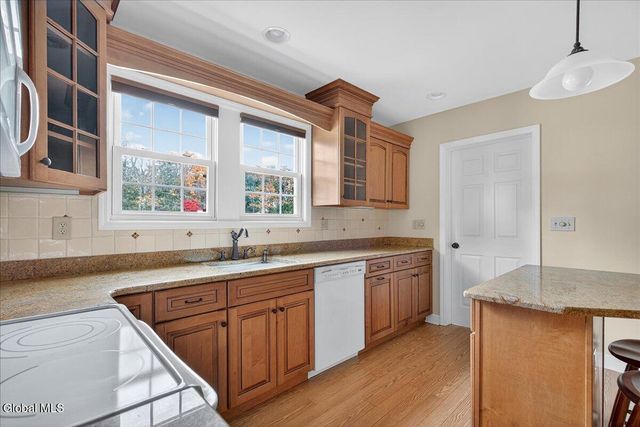 1158 Hedgewood Lane, Niskayuna, NY 12309