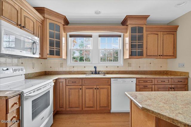 1158 Hedgewood Lane, Niskayuna, NY 12309