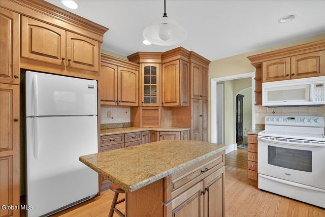 1158 Hedgewood Lane, Niskayuna, NY 12309