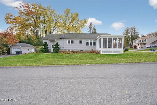 1158 Hedgewood Lane, Niskayuna, NY 12309
