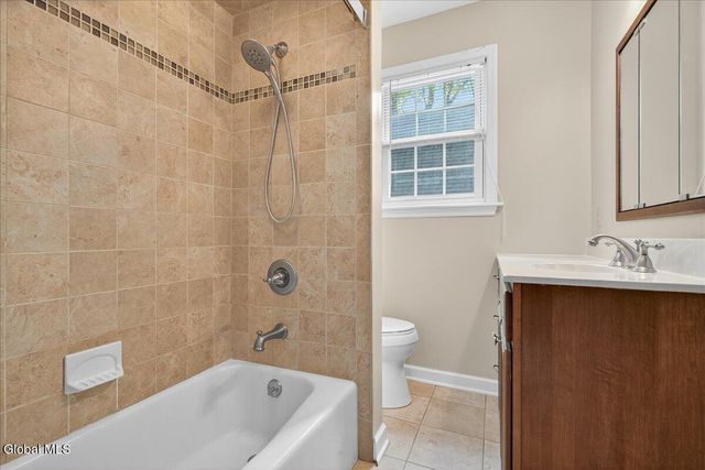 1158 Hedgewood Lane, Niskayuna, NY 12309