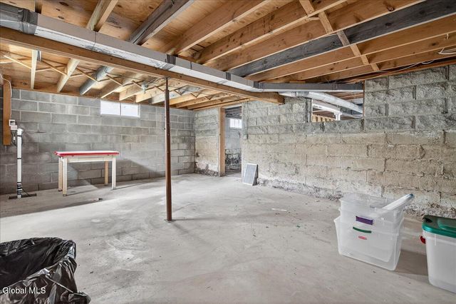 1158 Hedgewood Lane, Niskayuna, NY 12309