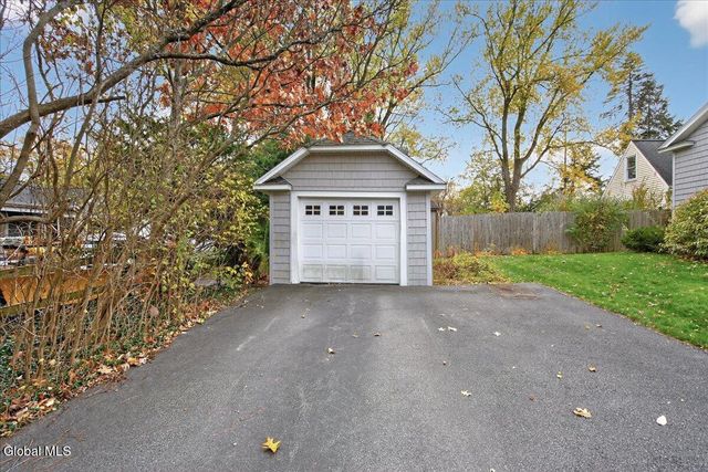 1158 Hedgewood Lane, Niskayuna, NY 12309