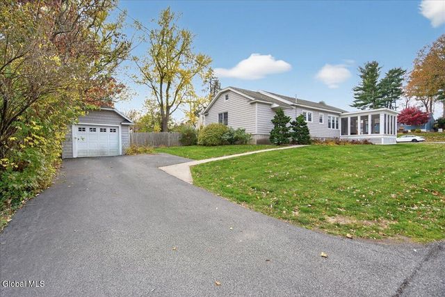 1158 Hedgewood Lane, Niskayuna, NY 12309