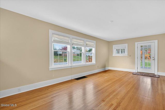 1158 Hedgewood Lane, Niskayuna, NY 12309