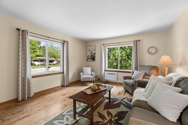 828 W JENNINGS STREET, New London, WI 54961
