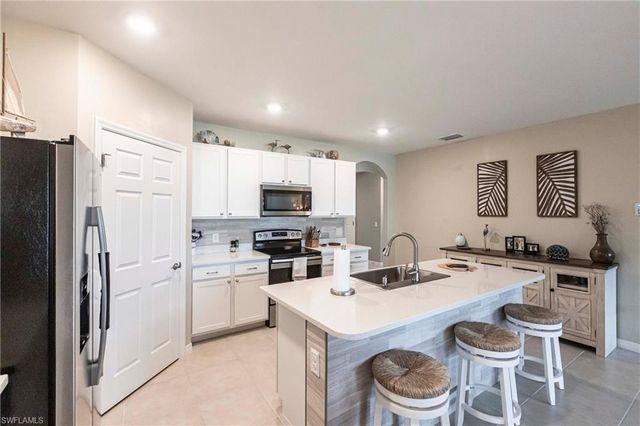 2716 Merida LN, Cape Coral, FL 33909