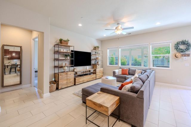 317 Brightside Ct, Roseville, CA 95661