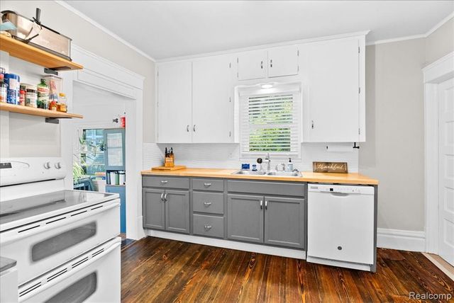 726 W Willow Street, Lansing, MI 48906