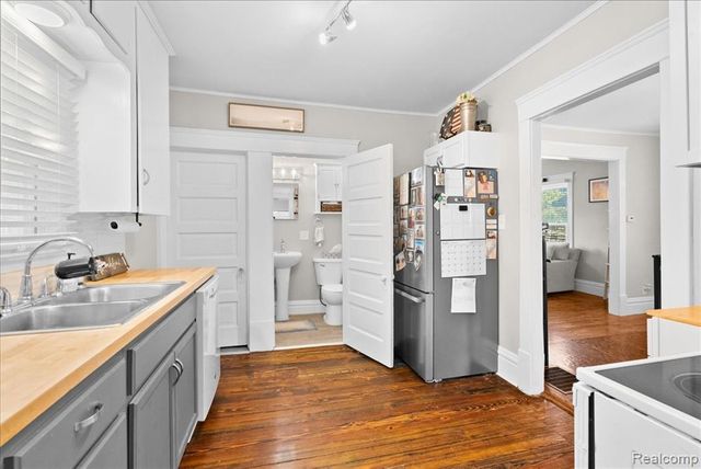 726 W Willow Street, Lansing, MI 48906