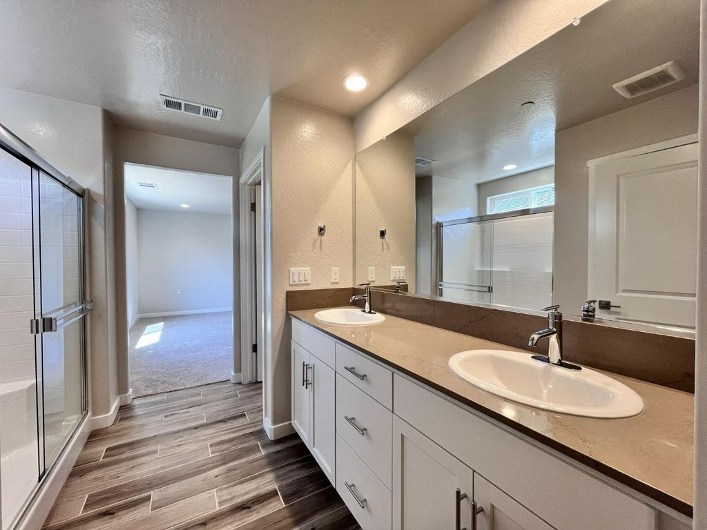 Image 11 of property listing at 2909 E Veleta Drive, Fresno, CA 93730