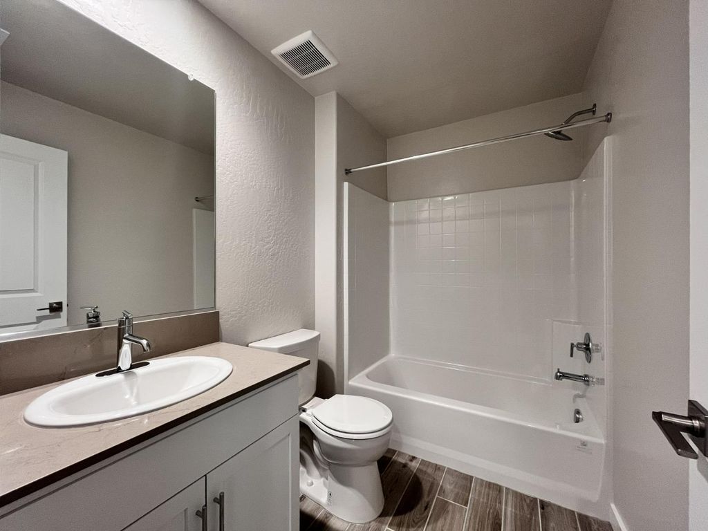 Image 16 of property listing at 2909 E Veleta Drive, Fresno, CA 93730