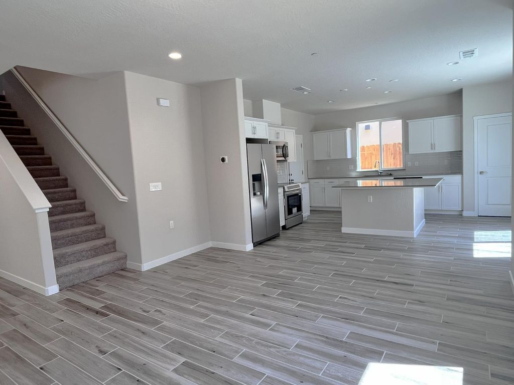Image 2 of property listing at 2909 E Veleta Drive, Fresno, CA 93730