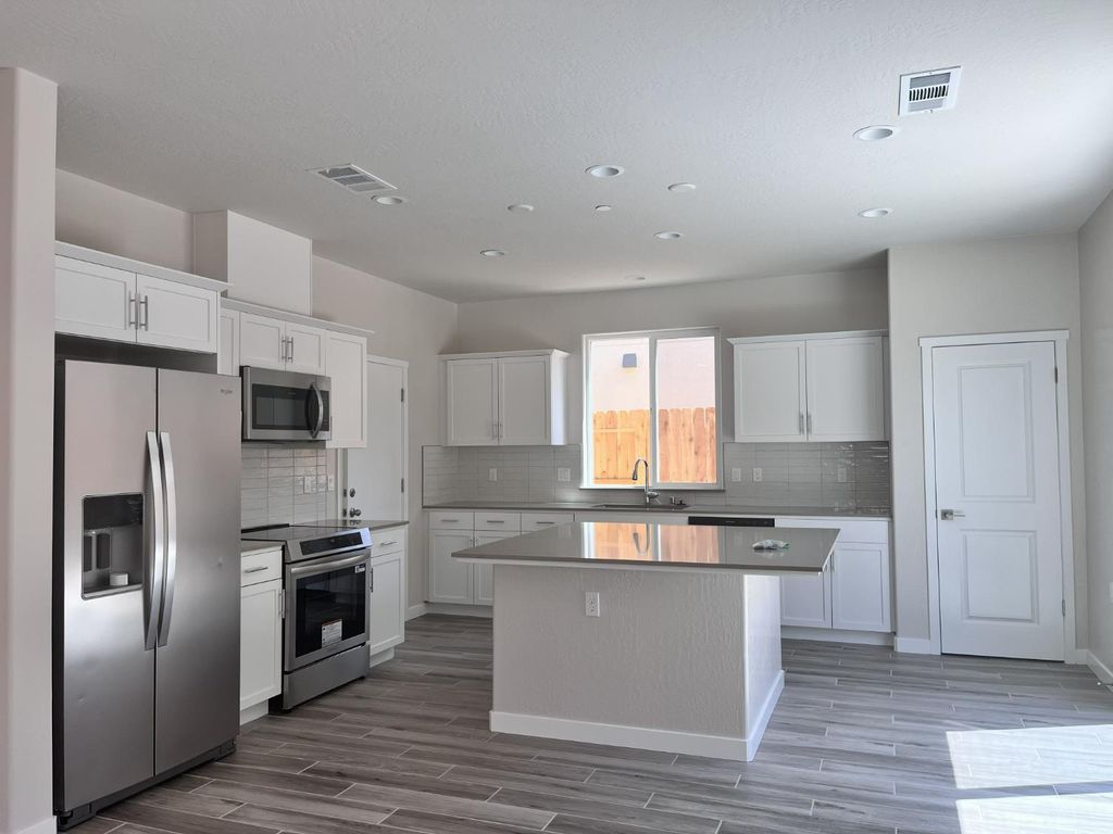 Image 3 of property listing at 2909 E Veleta Drive, Fresno, CA 93730