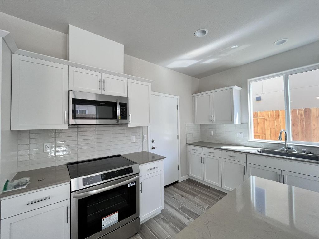 Image 4 of property listing at 2909 E Veleta Drive, Fresno, CA 93730