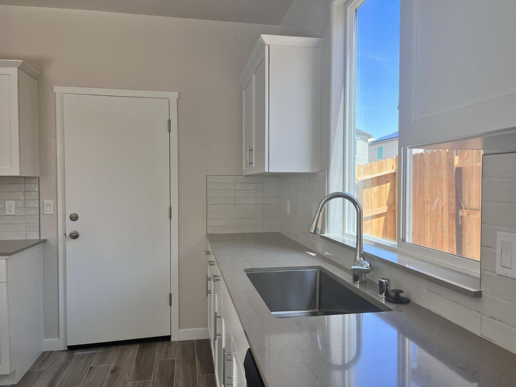 Image 6 of property listing at 2909 E Veleta Drive, Fresno, CA 93730