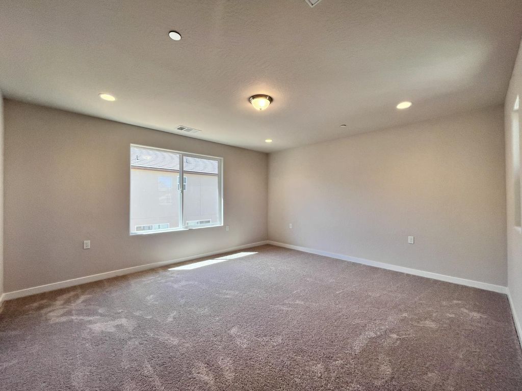 Image 8 of property listing at 2909 E Veleta Drive, Fresno, CA 93730