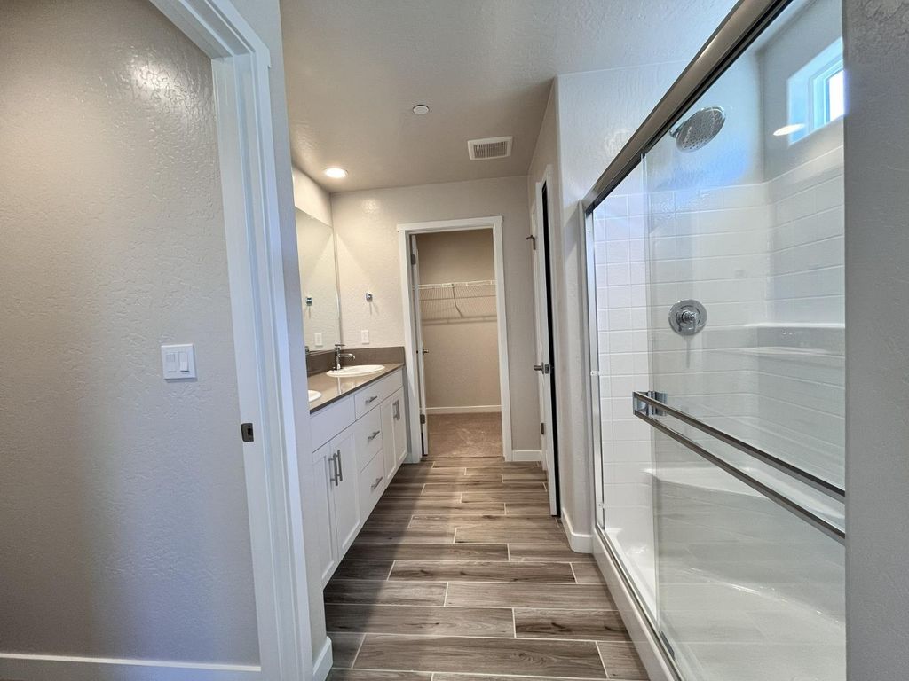 Image 9 of property listing at 2909 E Veleta Drive, Fresno, CA 93730