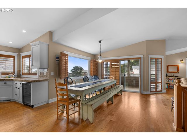 131 W NEBESNA St, Cannon Beach, OR 97110