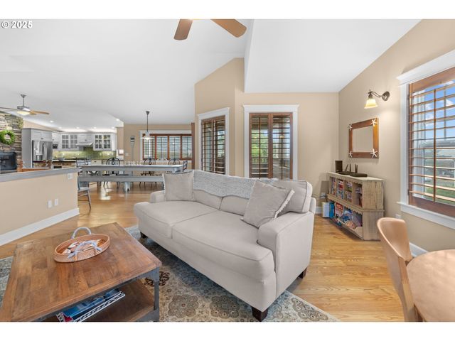 131 W NEBESNA St, Cannon Beach, OR 97110