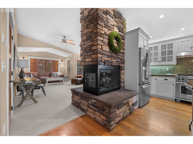 131 W NEBESNA St, Cannon Beach, OR 97110