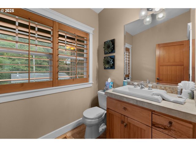 131 W NEBESNA St, Cannon Beach, OR 97110