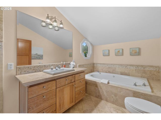 131 W NEBESNA St, Cannon Beach, OR 97110