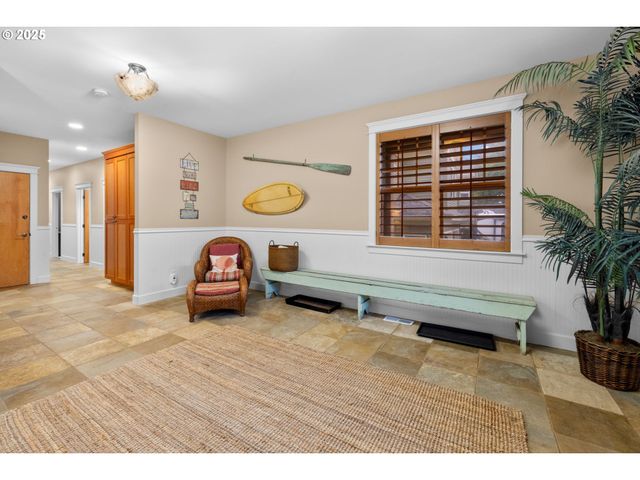 131 W NEBESNA St, Cannon Beach, OR 97110